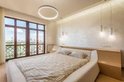 chambre avec un matelas pour un couple