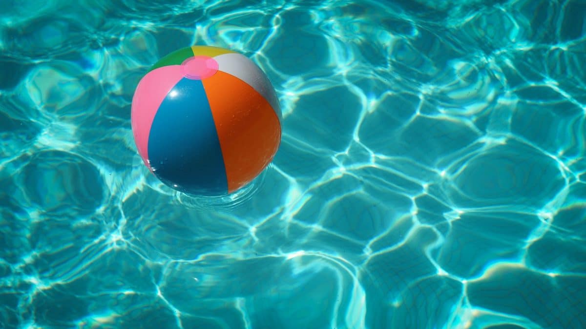 Un ballon dans une piscine