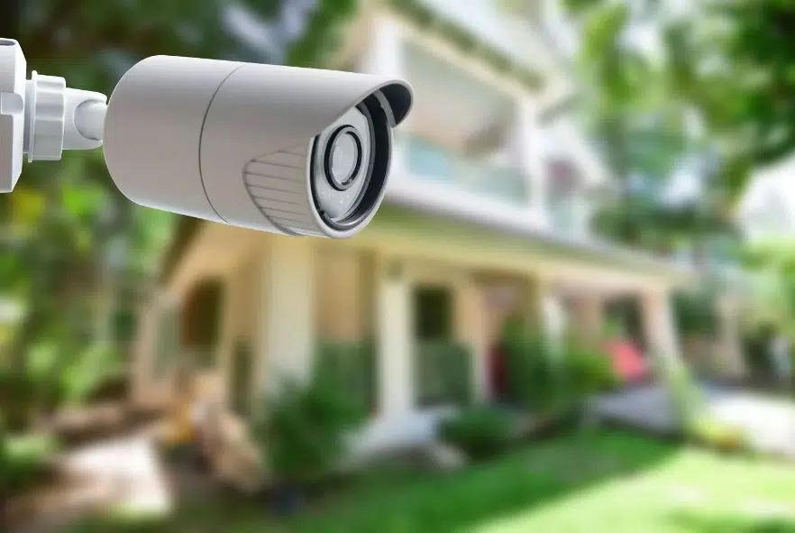 Camera de surveillance à l'extérieur d'une maison