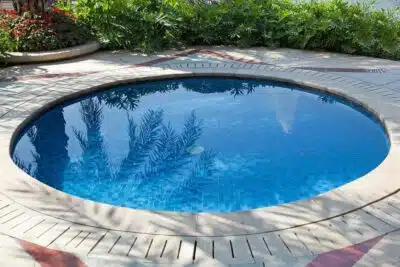 Piscine coque creusée vs piscine en béton : quel est le meilleur choix ?