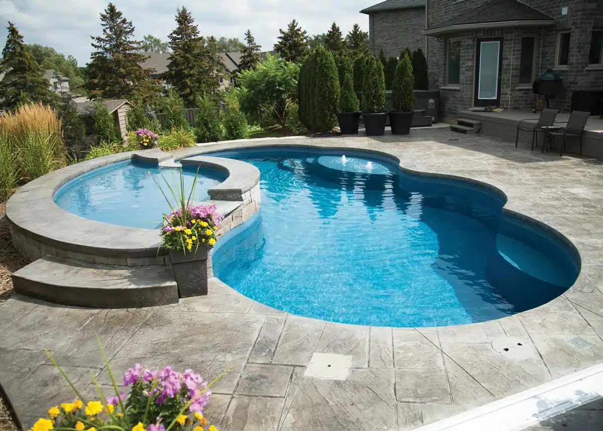 Piscine coque creusée vs piscine en béton : quel est le meilleur choix ?