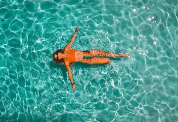 Une femme nageant dans une piscine