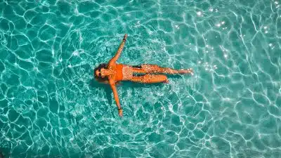 Une femme nageant dans une piscine