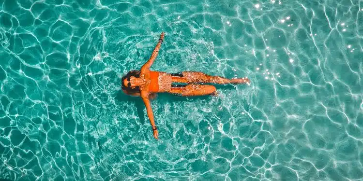 Une femme nageant dans une piscine
