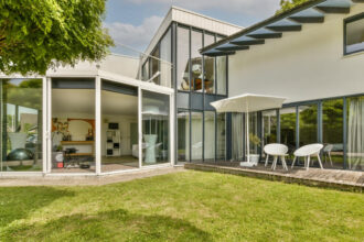 Gagnez de l’espace sans déménager à Tarbes : astuces pour agrandir son intérieur !