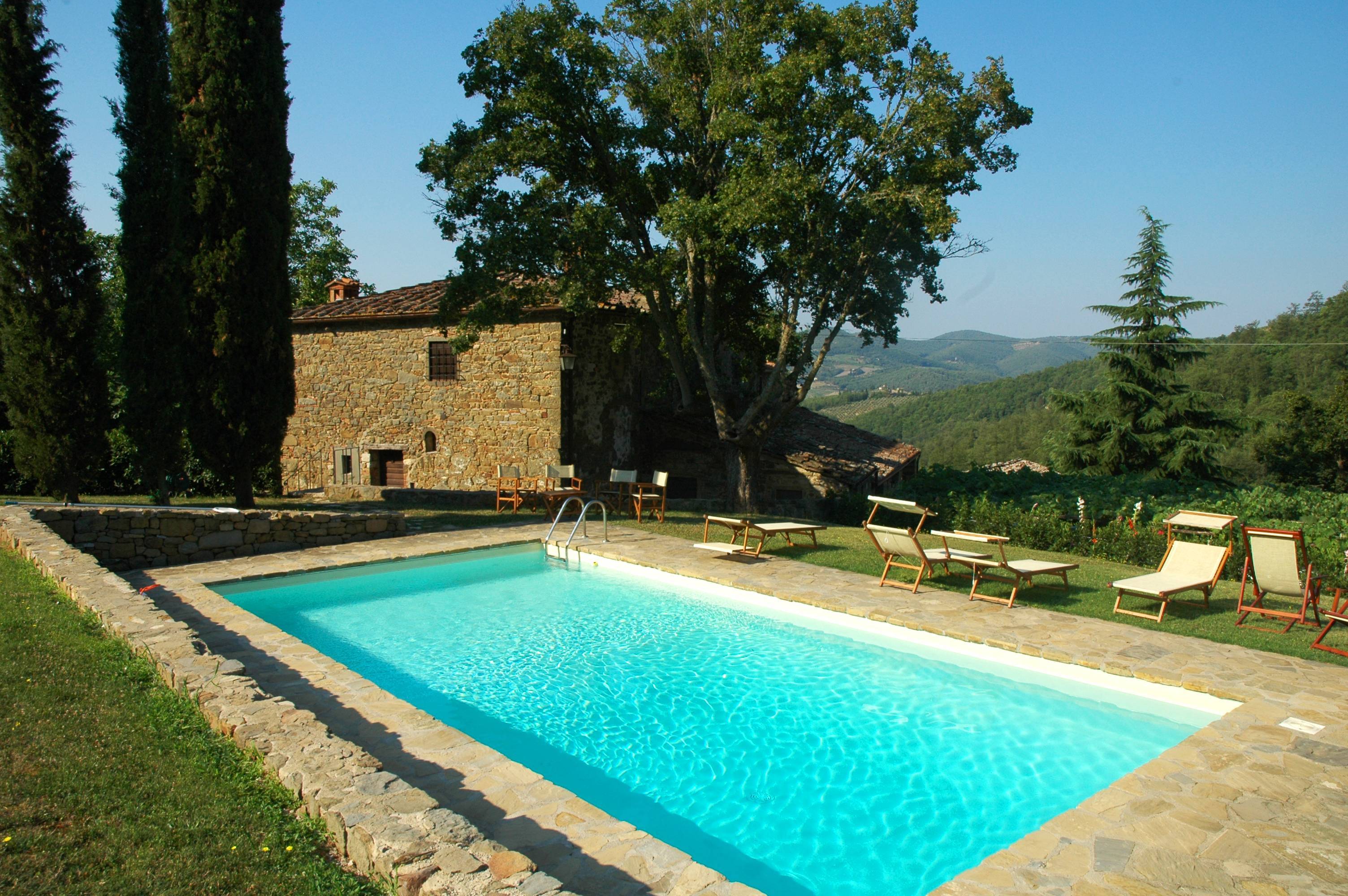 espace détente piscine avec filet