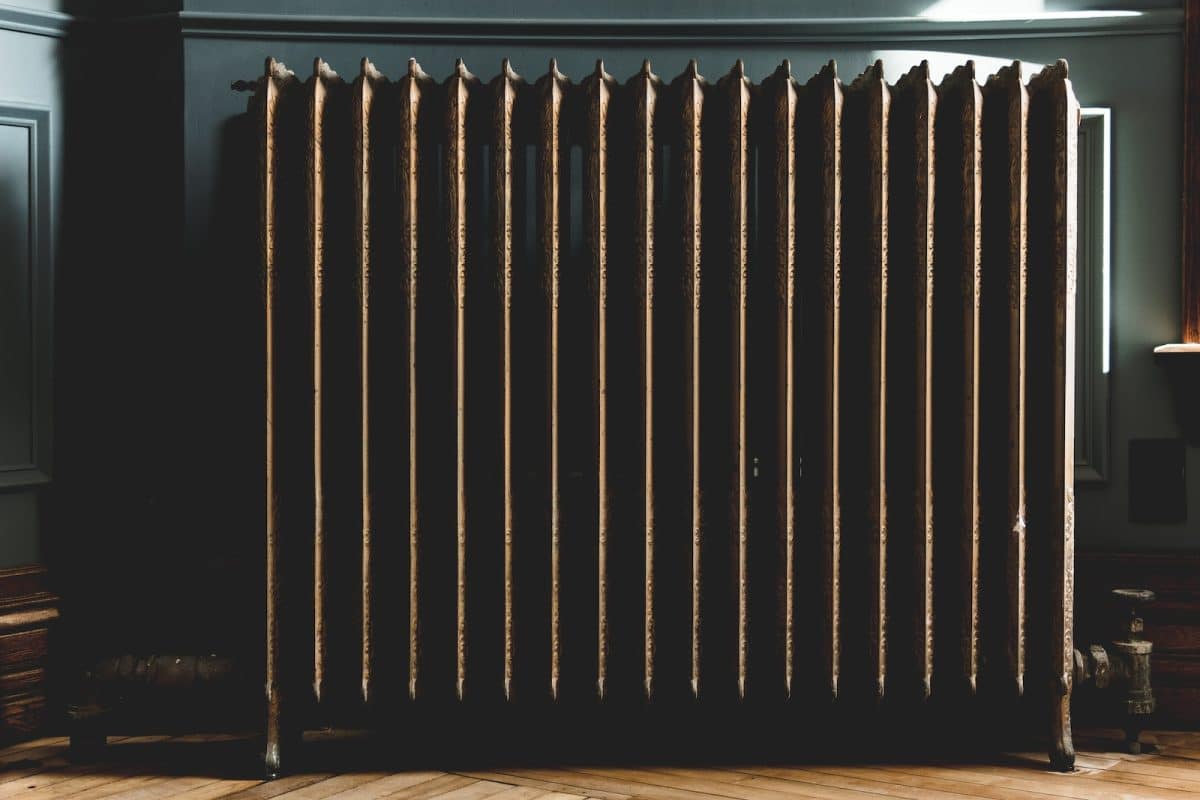 Radiateur en matière brute et naturelle