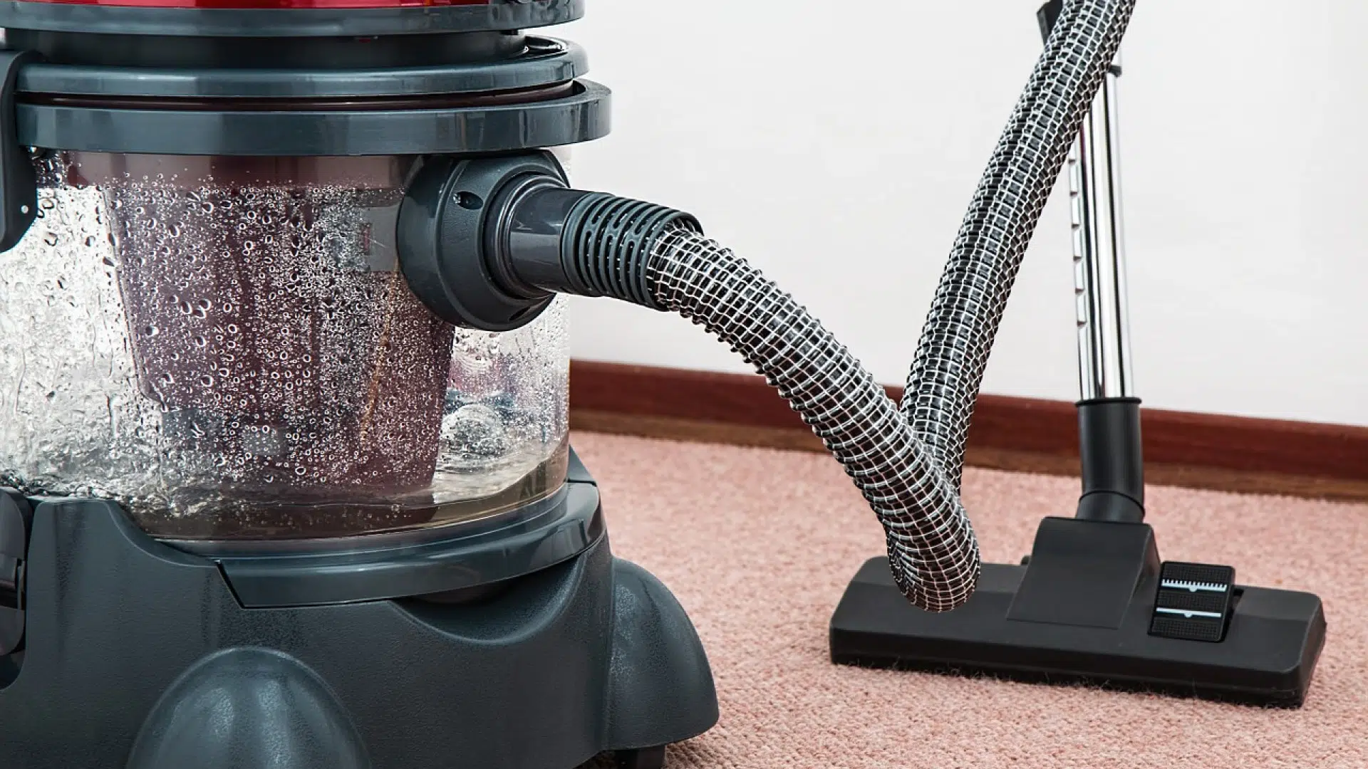 Marre de nettoyer vos sols ? Pensez au robot aspirateur laveur !