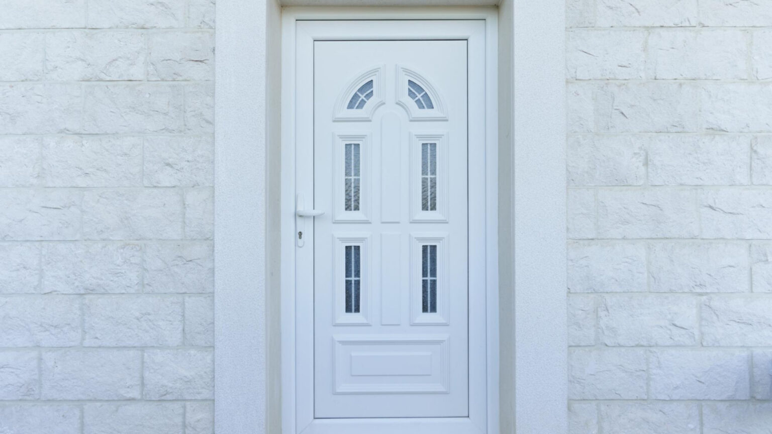 Porte d'entrée en PVC : pourquoi c'est souvent le choix le plus malin ?